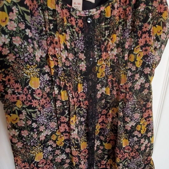 Chiffon flower camisole with lace detail. - Picture 2 of 4